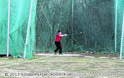 Junge Sportler lassen ihre Hämmer fliegen