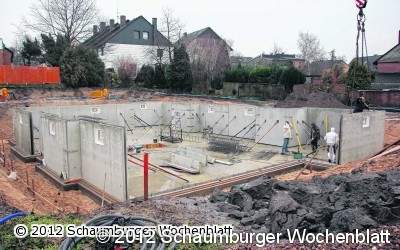 In der Baugrube stehen bereits die Kellerwände