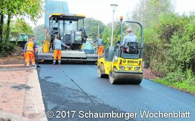 Straßenbaukolonne baut Straße an der neuen Krippe