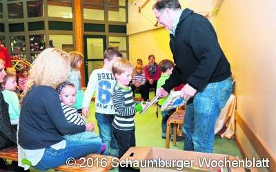 Kinder füllen Bücherschrank auf