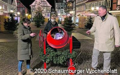 Gewinnspiel-Ziehung vor leerem Marktplatz