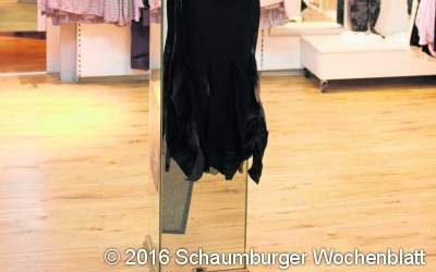 Hexen, Monster und Vampire empfangen die Kunden