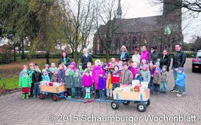 Kitakinder spielen selber Weihnachtsmann