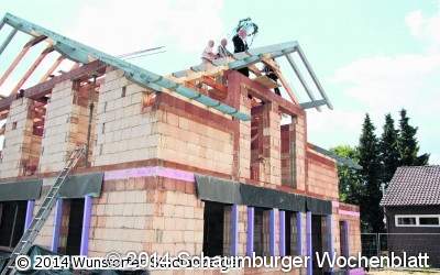Richtkranz weht über dem neuen Pfarrhaus