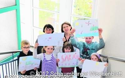 Sechs kleine Künstler gewinnen einen Preis beim Malwettbewerb der Frauenklinik