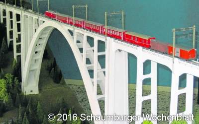 Eisenbahnen rollen durch die IGS