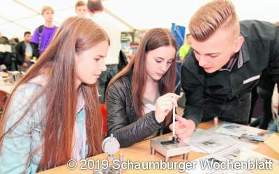 Lokomotive fahren, Locken wickeln und Schlösser montieren