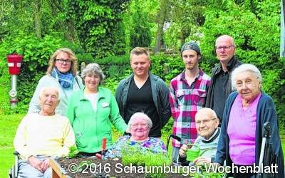 Senioren freuen sich über neues Hochbeet