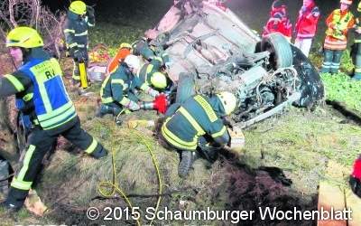 Nach Überschlag gegen Baum geprallt