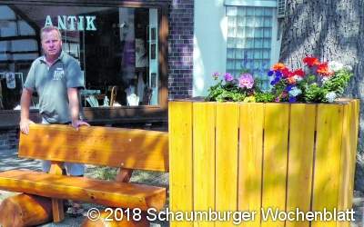 Eine Bank verschönert jetzt die öde Fläche