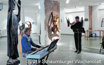 Besondere Musik ergänzt die Skulpturen