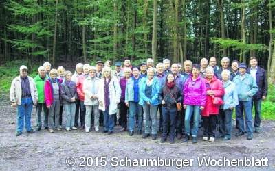 Zu Fuß durch den herbstlichen Wald
