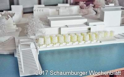 Ein Glasrestaurant, Wohnungen und ein grünes Dach in Rinteln
