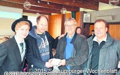 Geldspende für die Arbeit des jungen Diakons