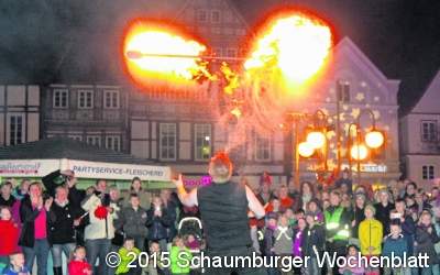 Besucher genießen Bummel im Sternenglanz