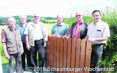 Ehrenamtler helfen einander