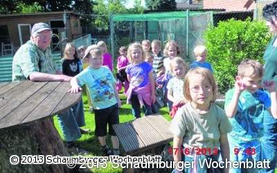 Kinder gehen auf Kükenbesuch