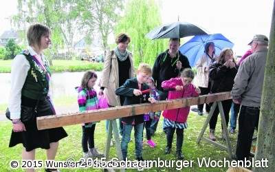 Die Mädchen und Jungen rennen, werfen und hämmern