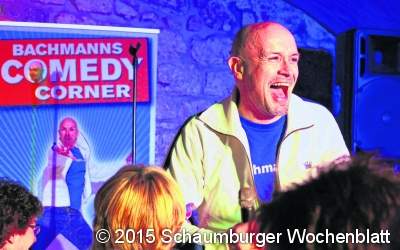 Lustige Entertainer in der komischen Kellerecke
