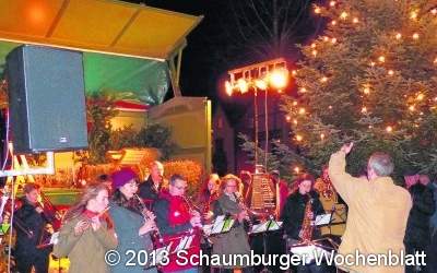 Die vielen Menschen hätten niemals in die Kirche gepasst