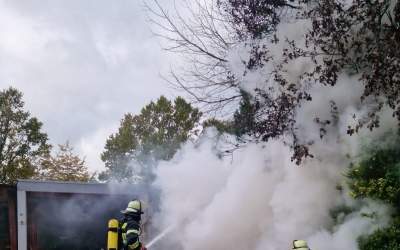 Feuerwehr löscht Brand in Garage und Wohnhaus