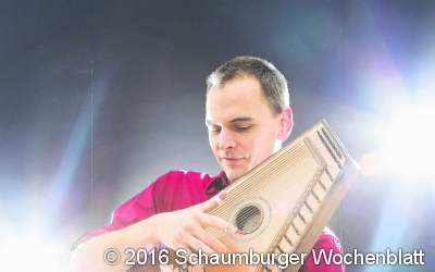 Melodien der Volkszither gewinnen