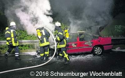 Feuerwehr löscht auf der A2 ein brennendes Auto