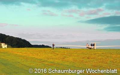 Der frühe Flieger fängt den Sonnenstrahl