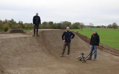 Mit einem Backflip über die Tricksprungrampe