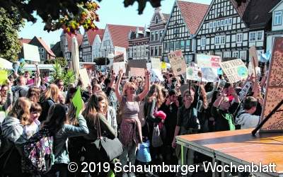 Wir sind hier, wir sind laut, weil Ihr unsere Zukunft klaut!