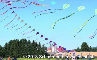 Drachen tanzen im Wind