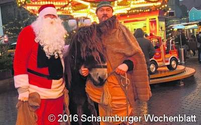 Ein Esel kommt zu Besuch auf den Weihnachtsmarkt