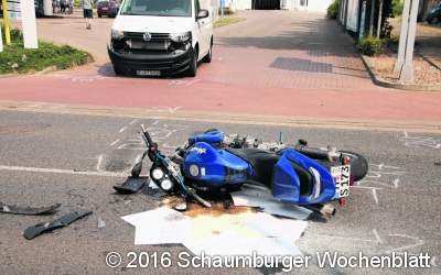 Wieder ein Motorradfahrer von einem Pkw erfasst