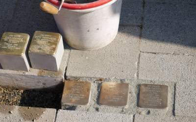 Stolpersteine für Zwillinge Hammerschlag verlegt