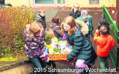 Zwölf Kisten voller Geschenke