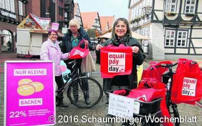 Plakate und rote Taschen zum 