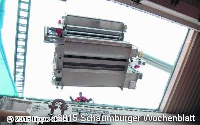 Tonnenschwere Anlage schwebt per Kran ein