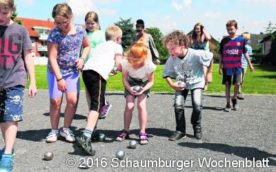 Hortkinder spielen gemeinsam Boule