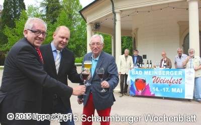 Weinfreunde widmen sich dem stilvollen Genuss