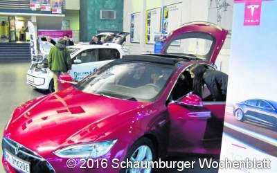 Elektroautos testen und über Solarpanels informieren