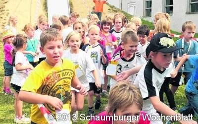 Kinder laufen für den Pausenhof