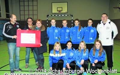 Spende für die Fußballerinnen