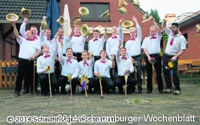 Mit Stock und Hut traditionell nötigen
