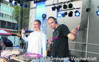 Gut aufgelegtes Duo eröffnet Sommerbühne