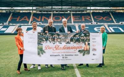 Weihnachtssingen im 
beleuchteten 96-Stadion