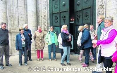 Landfrauen besichtigen Mausoleum