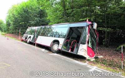 Der Busfahrer 
verstirbt nach Unfall