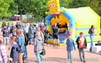 Zum Jubiläum stehen Hüpfburg und Dosenwerfen auf dem aktuellen Stundenplan