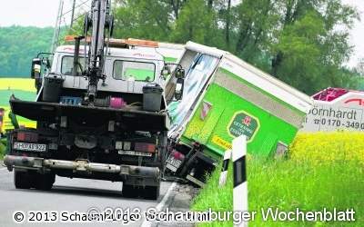Lastwagen gerät kurz vor der S-Kurve in Schieflage