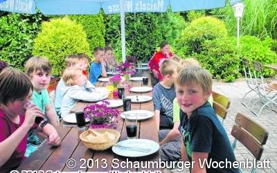 Kinder räumen die Kegel ab